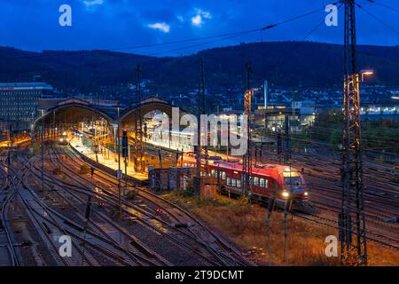 Der Hauptbahnhof von Hagen, Bahnhofshallen, Gleise, Bahnsteige, NRW, Deutschland, Hauptbahnhof Hagen *** stazione centrale di Hagen, sale delle stazioni, binari, piattaforme, NRW, Germania, stazione principale di Hagen credito: Imago/Alamy Live News Foto Stock