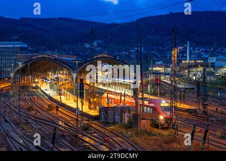 Der Hauptbahnhof von Hagen, Bahnhofshallen, Gleise, Bahnsteige, NRW, Deutschland, Hauptbahnhof Hagen *** stazione centrale di Hagen, sale delle stazioni, binari, piattaforme, NRW, Germania, stazione principale di Hagen credito: Imago/Alamy Live News Foto Stock