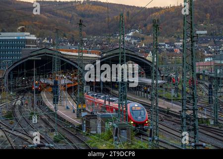 Der Hauptbahnhof von Hagen, Bahnhofshallen, Gleise, Bahnsteige, Regionalbahn Zug, NRW, Deutschland, Hauptbahnhof Hagen *** stazione centrale di Hagen, sale delle stazioni, binari, piattaforme, treni regionali, NRW, Germania, stazione principale di Hagen credito: Imago/Alamy Live News Foto Stock