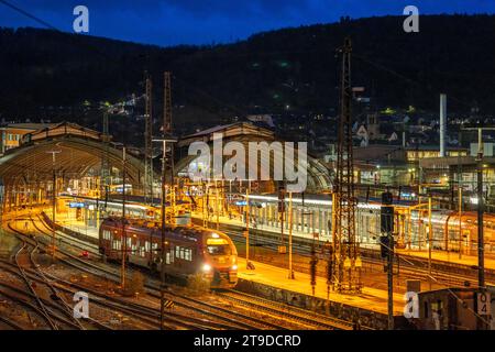 Der Hauptbahnhof von Hagen, Bahnhofshallen, Gleise, Bahnsteige, Regionalbahn, NRW, Deutschland, Hauptbahnhof Hagen *** stazione centrale di Hagen, sale delle stazioni, binari, piattaforme, ferrovia regionale, NRW, Germania, stazione principale di Hagen credito: Imago/Alamy Live News Foto Stock