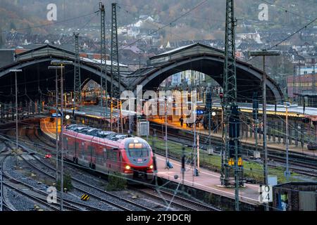 Der Hauptbahnhof von Hagen, Bahnhofshallen, Gleise, Bahnsteige, Regionalexpress Zug, NRW, Deutschland, Hauptbahnhof Hagen *** stazione centrale di Hagen, sale delle stazioni, binari, piattaforme, treno espresso regionale, NRW, Germania, stazione principale di Hagen credito: Imago/Alamy Live News Foto Stock