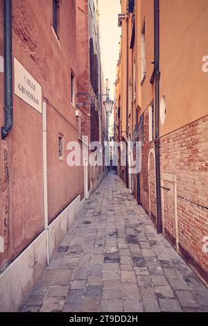Vecchia strada stretta nella città di Venezia, Italia Foto Stock