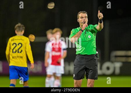 Amsterdam, Paesi Bassi. 24 novembre 2023. AMSTERDAM, PAESI BASSI - 24 NOVEMBRE: Robin Verijken arbitro in azione durante il Keuken Kampioen Divisie match tra Jong Ajax e TOP Oss allo Sportpark De toekomst il 24 novembre 2023 ad Amsterdam, Paesi Bassi. (Foto di Jan Mulder/Orange Pictures) credito: Orange Pics BV/Alamy Live News Foto Stock