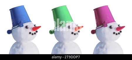 Set di pupazzi di neve in cappelli sotto forma di secchi di colori diversi su uno sfondo bianco isolato. Simbolo delle festività natalizie Foto Stock