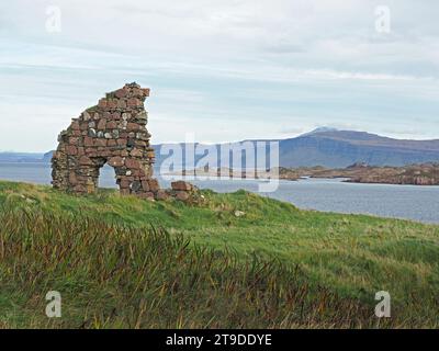 Ammira un edificio in pietra in rovina dalla costa settentrionale dell'isola di Iona delle Ebridi guardando attraverso il suono di Ross of Mull in Scozia, Regno Unito Foto Stock