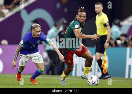 LUSAIL CITY - (l-r) Antonio del Brasile, Pierre Kunde del Camerun durante la Coppa del mondo FIFA Qatar 2022, gruppo G partita tra Camerun e Brasile al Lusail Stadium il 2 dicembre 2022 a Lusail City, Qatar. ANP | Hollandse Hoogte | MAURICE VAN STEEN Foto Stock