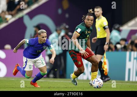 LUSAIL CITY - (l-r) Antonio del Brasile, Pierre Kunde del Camerun durante la Coppa del mondo FIFA Qatar 2022, gruppo G partita tra Camerun e Brasile al Lusail Stadium il 2 dicembre 2022 a Lusail City, Qatar. ANP | Hollandse Hoogte | MAURICE VAN STEEN Foto Stock