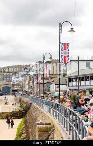 St. Ives, centro città della Cornovaglia e baia sulla spiaggia con union Jack che celebrano l'incoronazione di re Carlo, Inghilterra, Regno Unito, 2023 Foto Stock