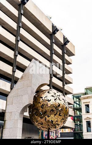 Scultura chiamata Tree of Gold o Crann an Óir di Eamonn o'Doherty, in Dame Street, centro di Dublino, Irlanda Foto Stock