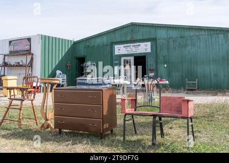 Esterno del negozio di seconda mano con un cartello sull'edificio che riporta Market Square, mobili usati davanti all'hotel, Leakey, Uvalde County, Texas, Stati Uniti. Foto Stock