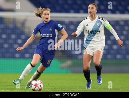 Londra, Regno Unito. 23 novembre 2023. Sjoeke Nusken del Chelsea e Gaëtane Thiney del Paris FC si sfidano per il pallone durante la partita UEFA Womens Champions League a Stamford Bridge, Londra. Il credito fotografico dovrebbe leggere: Paul Terry/Sportimage Credit: Sportimage Ltd/Alamy Live News Foto Stock