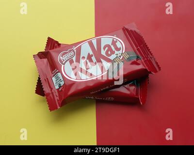 KHARKIV, UCRAINA - 2 GENNAIO 2021 Kit Kat di Nestle wafer ricoperto di cioccolato su sfondo di colori brillanti Foto Stock