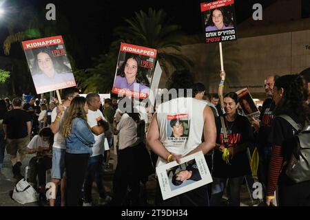 Gerusalemme, Israele. 18 novembre 2023. I dimostranti tengono cartelli con informazioni sugli ostaggi durante il raduno. Mentre il conflitto israelo-palestinese continua, 13 ostaggi israeliani sono stati rilasciati il 24 novembre dalla striscia di Gaza. Circa 240 ostaggi sono stati tenuti da Hamas a Gaza dall'attacco a Israele il 7 ottobre. (Foto di Ashley Chan/SOPA Images/Sipa USA) credito: SIPA USA/Alamy Live News Foto Stock