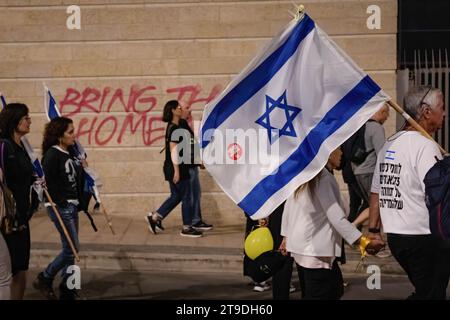 Gerusalemme, Israele. 18 novembre 2023. I manifestanti con una bandiera israeliana marciano per strada durante la manifestazione. Mentre il “conflitto palestinese” israeliano continua, 13 ostaggi israeliani sono stati rilasciati il 24 novembre dalla striscia di Gaza. Circa 240 ostaggi sono stati tenuti da Hamas a Gaza dall'attacco a Israele il 7 ottobre. (Immagine di credito: © Ashley Chan/SOPA Images via ZUMA Press Wire) SOLO USO EDITORIALE! Non per USO commerciale! Foto Stock