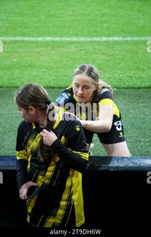 Watford, Regno Unito. 19 novembre 2023. Watford, Inghilterra, 19 novembre 2023 giocatore di Watford firma gli attrezzi dei tifosi dopo la partita del Barclays fa Womens Championship tra Watford e Sheffield United a Vicarage Road a Watford, Inghilterra (Will Hope/SPP) credito: SPP Sport Press Photo. /Alamy Live News Foto Stock