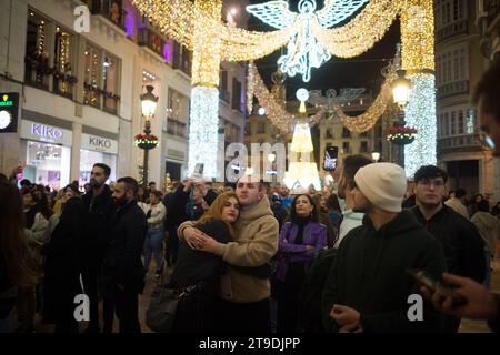 Malaga, Spagna. 24 novembre 2023. Una coppia ha visto abbracciare mentre guardano le luci durante l'accensione dell'illuminazione natalizia in via Marques de Larios. Ogni anno, la città di Malaga accende le sue luci natalizie per segnare l'inizio della stagione natalizia, dove migliaia di persone si riuniscono nel centro città per vedere una nuova decorazione natalizia e spettacoli di luci. Secondo il sito web European Best Destination, la città di Malaga ha una delle migliori luci natalizie in Europa. (Foto di Jesus Merida/SOPA Images/Sipa USA) credito: SIPA USA/Alamy Live News Foto Stock