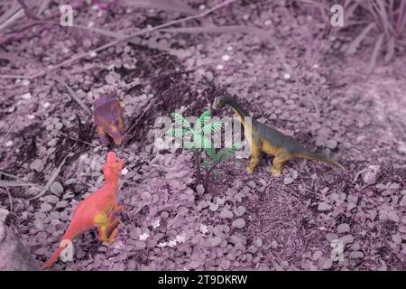 immagine a infrarossi dei giocattoli dei dinosauri della prateria boscosa Foto Stock