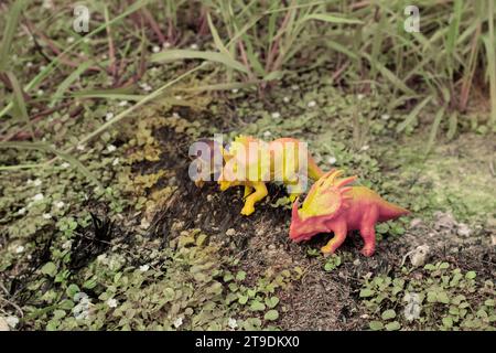 immagine a infrarossi dei giocattoli dei dinosauri della prateria boscosa Foto Stock