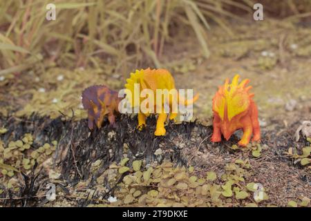 immagine a infrarossi dei giocattoli dei dinosauri della prateria boscosa Foto Stock