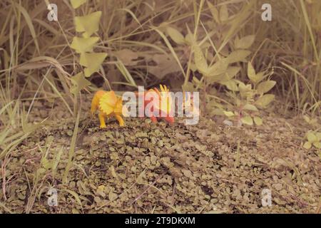 immagine a infrarossi dei giocattoli dei dinosauri della prateria boscosa Foto Stock