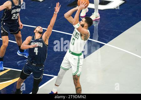 Orlando, Florida, USA, 24 novembre 2023, l'attaccante dei Boston Celtics Jayson Tatum #0 tenta di fare un canestro durante il secondo tempo all'Amway Center. (Foto Credit: Marty Jean-Louis/Alamy Live News Foto Stock