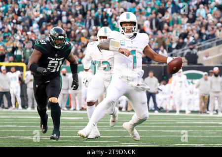 East Rutherford, Stati Uniti. 24 novembre 2023. I Miami Dolphins tua Tagovailoa si scontrano con il football nel primo tempo contro i New York Jets al MetLife Stadium di East Rutherford, New Jersey, venerdì 24 novembre 2023. I Dolphins sconfissero i Jets 34-13 foto di John Angelillo/UPI Credit: UPI/Alamy Live News Foto Stock