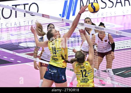 Treviso, Italia. 22 novembre 2023. Prosecco Doc Imoco Conegliano vs Roma Volley Club durante Prosecco Doc Imoco Conegliano vs Roma Volley Club, Volley serie A1 partita femminile a Treviso, Italia, 22 novembre 2023 crediti: Agenzia fotografica indipendente/Alamy Live News Foto Stock