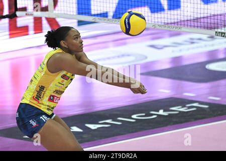 Treviso, Italia. 22 novembre 2023. Prosecco Doc Imoco Conegliano vs Roma Volley Club durante Prosecco Doc Imoco Conegliano vs Roma Volley Club, Volley serie A1 partita femminile a Treviso, Italia, 22 novembre 2023 crediti: Agenzia fotografica indipendente/Alamy Live News Foto Stock