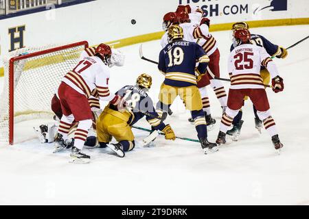 South Bend, Indiana, USA. 24 novembre 2023. I giocatori si battono per il disco libero durante la partita di hockey NCAA tra i Boston College Eagles e i Notre Dame Fighting Irish alla Compton Family Ice Arena di South Bend, Indiana. John Mersits/CSM/Alamy Live News Foto Stock