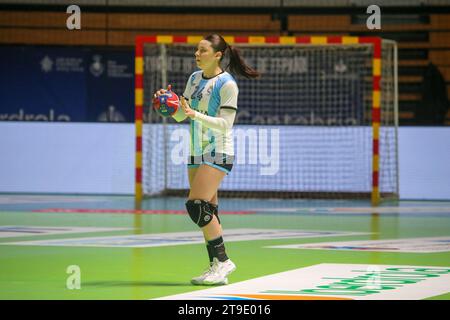 Santander, Spagna. 24 novembre 2023. La giocatrice argentina, Carolina Bono (24) con la palla durante il primo giorno del Torneo Internazionale femminile spagnolo 2023 tra Argentina e Serbia, il 24 novembre 2023, al Palacio de Deportes de Santander, a Santander, in Spagna. (Foto di Alberto Brevers/Pacific Press) Credit: Pacific Press Media Production Corp./Alamy Live News Foto Stock