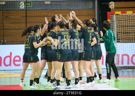 Santander, Spagna. 24 novembre 2023. I giocatori giapponesi celebrano la vittoria durante la prima giornata del Torneo Internazionale femminile spagnolo 2023 tra Spagna e Giappone, il 24 novembre 2023, al Palacio de Deportes de Santander, a Santander, in Spagna. (Foto di Alberto Brevers/Pacific Press) Credit: Pacific Press Media Production Corp./Alamy Live News Foto Stock