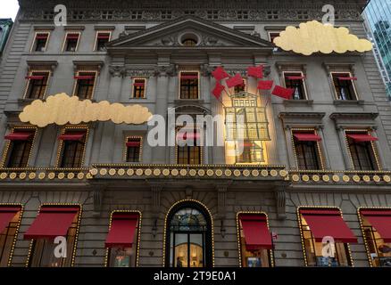 The Cartier Mansion con 2023 decorazioni per le vacanze sulla Fifth Avenue, New York City, USA Foto Stock