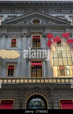 The Cartier Mansion con 2023 decorazioni per le vacanze sulla Fifth Avenue, New York City, USA Foto Stock