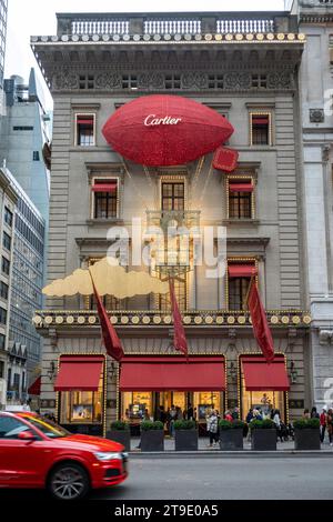 The Cartier Mansion con 2023 decorazioni per le vacanze sulla Fifth Avenue, New York City, USA Foto Stock