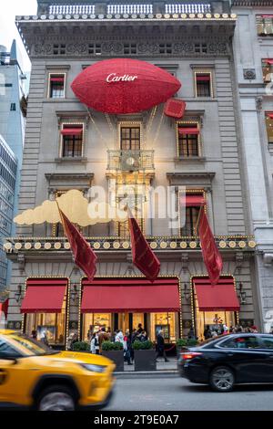 The Cartier Mansion con 2023 decorazioni per le vacanze sulla Fifth Avenue, New York City, USA Foto Stock