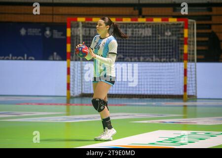 Santander, Cantabria, Spagna. 24 novembre 2023. Santander, Spagna, 24 novembre 2023: La calciatrice argentina Carolina Bono (24) con la palla durante il primo giorno del Torneo Internazionale femminile spagnolo 2023 tra Argentina e Serbia, il 24 novembre 2023, al Palacio de Deportes de Santander, a Santander, in Spagna. (Immagine di credito: © Alberto Brevers/Pacific Press via ZUMA Press Wire) SOLO USO EDITORIALE! Non per USO commerciale! Foto Stock