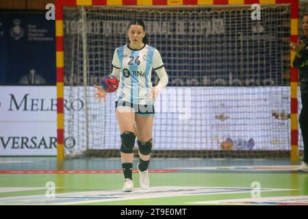 Santander, Cantabria, Spagna. 24 novembre 2023. Santander, Spagna, 24 novembre 2023: La calciatrice argentina Carolina Bono (24) con la palla durante il primo giorno del Torneo Internazionale femminile spagnolo 2023 tra Argentina e Serbia, il 24 novembre 2023, al Palacio de Deportes de Santander, a Santander, in Spagna. (Immagine di credito: © Alberto Brevers/Pacific Press via ZUMA Press Wire) SOLO USO EDITORIALE! Non per USO commerciale! Foto Stock