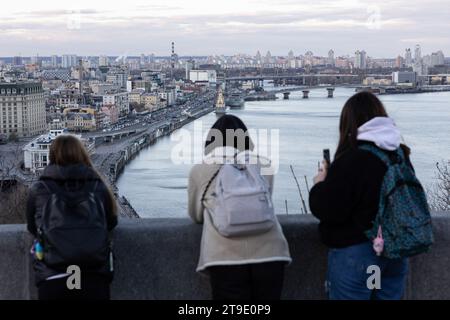 Kiev, Ucraina. 24 novembre 2023. Le ragazze guardano la città su una piattaforma panoramica nel centro di Kiev. Credito: SOPA Images Limited/Alamy Live News Foto Stock