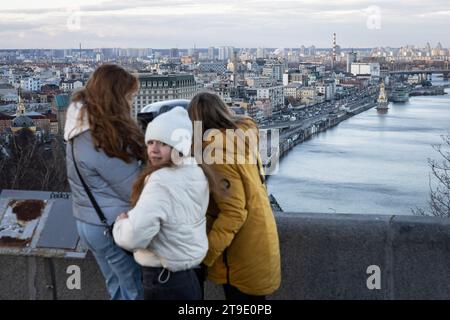 Kiev, Ucraina. 24 novembre 2023. Le ragazze guardano attraverso il binocolo della città su una piattaforma di osservazione nel centro di Kiev. Credito: SOPA Images Limited/Alamy Live News Foto Stock