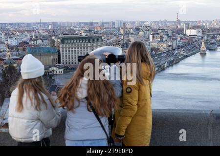 Kiev, Ucraina. 24 novembre 2023. Le ragazze guardano attraverso il binocolo della città su una piattaforma di osservazione nel centro di Kiev. Credito: SOPA Images Limited/Alamy Live News Foto Stock