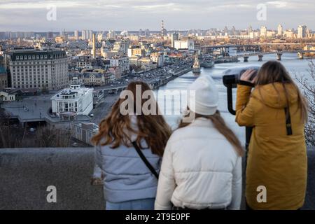 Kiev, Ucraina. 24 novembre 2023. Le ragazze guardano attraverso il binocolo della città su una piattaforma di osservazione nel centro di Kiev. Credito: SOPA Images Limited/Alamy Live News Foto Stock