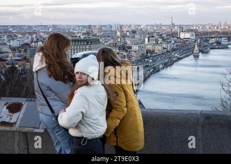 Kiev, Ucraina. 24 novembre 2023. Le ragazze guardano attraverso il binocolo della città su una piattaforma di osservazione nel centro di Kiev. (Foto di Oleksii Chumachenko/SOPA Images/Sipa USA) credito: SIPA USA/Alamy Live News Foto Stock