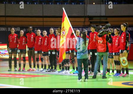 Santander, Cantabria, Spagna. 24 novembre 2023. Santander, Spagna, 24 novembre 2023: La squadra spagnola che ascolta l'inno nazionale durante la 1a giornata del Torneo Internazionale femminile di Spagna 2023 tra Spagna e Giappone, il 24 novembre 2023, presso il Santander Sports Palace, a Santander, in Spagna. (Immagine di credito: © Alberto Brevers/Pacific Press via ZUMA Press Wire) SOLO USO EDITORIALE! Non per USO commerciale! Foto Stock