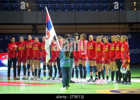 Santander, Cantabria, Spagna. 24 novembre 2023. Santander, Spagna, 24 novembre 2023: La squadra serba che ascolta l'inno durante la 1a giornata del Torneo Internazionale femminile spagnolo 2023 tra Argentina e Serbia, il 24 novembre 2023, al Santander Sports Palace, a Santander, in Spagna. (Immagine di credito: © Alberto Brevers/Pacific Press via ZUMA Press Wire) SOLO USO EDITORIALE! Non per USO commerciale! Foto Stock