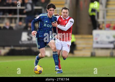 Archie Gray del Leeds United e Ollie Rathbone del Rotherham United durante la partita del campionato Sky Bet tra Rotherham United e Leeds United al New York Stadium di Rotherham venerdì 24 novembre 2023. (Foto: Scott Llewellyn | mi News) crediti: MI News & Sport /Alamy Live News Foto Stock