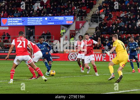 Jaidon Anthony del Leeds United mette la palla in rete solo per essere escluso per fuorigioco contro Patrick Bamford del Leeds United durante la partita del campionato Sky Bet tra Rotherham United e Leeds United al New York Stadium di Rotherham venerdì 24 novembre 2023. (Foto: Scott Llewellyn | mi News) crediti: MI News & Sport /Alamy Live News Foto Stock