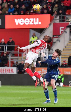 Affronta i 22 anni con Hakeem Odoffin del Rotherham United che vince il colpo di testa davanti all'Archie Gray del Leeds United durante il match per il campionato Sky Bet tra Rotherham United e Leeds United al New York Stadium di Rotherham venerdì 24 novembre 2023. (Foto: Scott Llewellyn | mi News) crediti: MI News & Sport /Alamy Live News Foto Stock