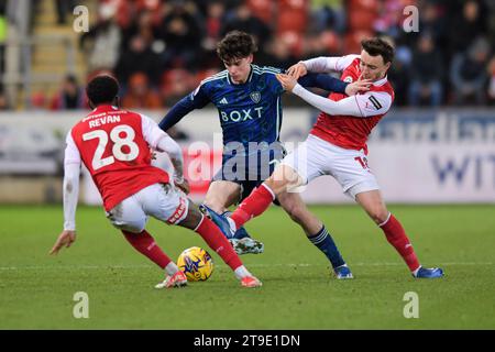 Archie Gray del Leeds United viene chiuso da Sebastian Revan e Ollie Rathbonedurante la partita del campionato Sky Bet tra Rotherham United e Leeds United al New York Stadium di Rotherham venerdì 24 novembre 2023. (Foto: Scott Llewellyn | mi News) crediti: MI News & Sport /Alamy Live News Foto Stock