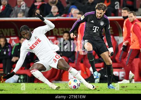 Colonia, Germania. 24 novembre 2023. Faride Alidou (L) del FC Cologne vies con Leon Goretzka del Bayern Monaco durante la prima divisione della Bundesliga 12 ° round match tra FC Colonia e Bayern Monaco a Colonia, Germania, 24 novembre 2023. Crediti: Ulrich Hufnagel/Xinhua/Alamy Live News Foto Stock