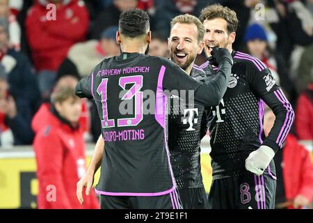 Colonia, Germania. 24 novembre 2023. Harry Kane (C) del Bayern Monaco festeggia dopo aver segnato punti durante la prima divisione della Bundesliga 12 ° round match tra FC Colonia e Bayern Monaco a Colonia, Germania, 24 novembre 2023. Crediti: Ulrich Hufnagel/Xinhua/Alamy Live News Foto Stock